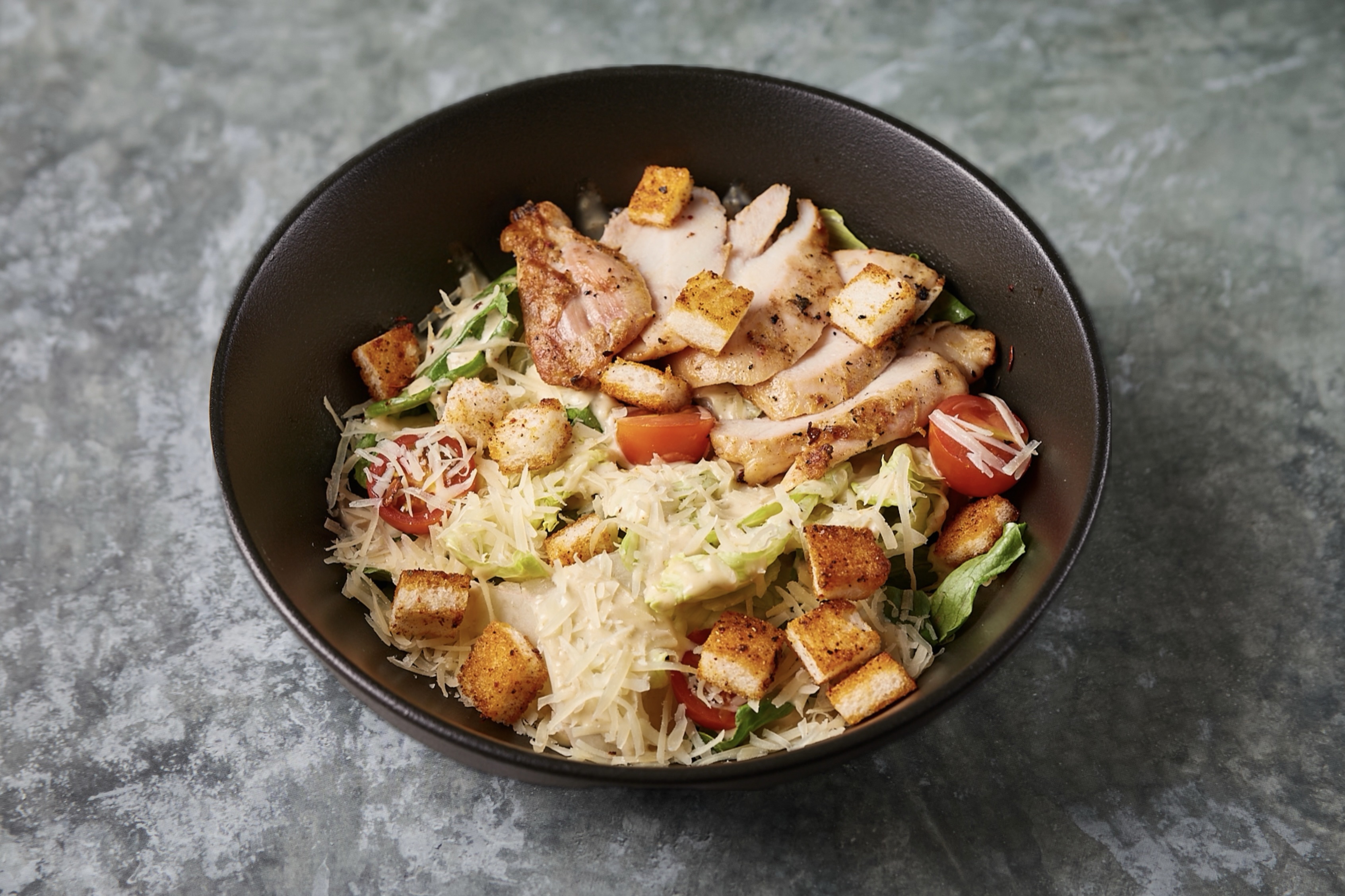 Цезарь на гриле с курицей