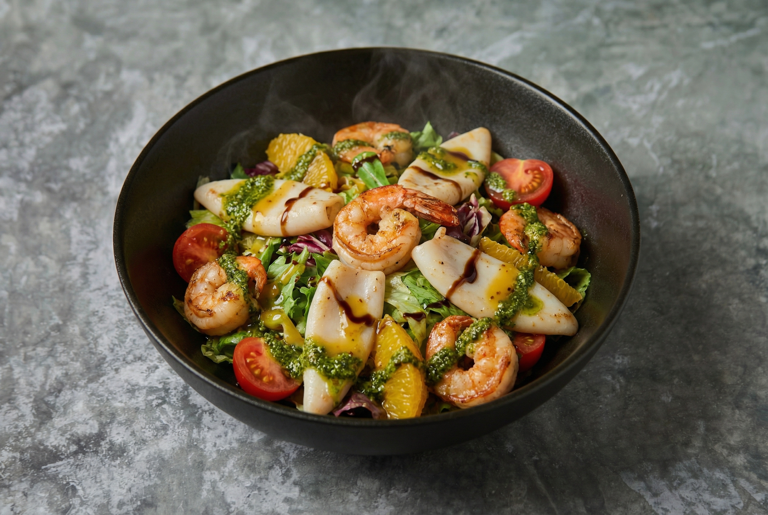 Теплый салат с морепродуктами